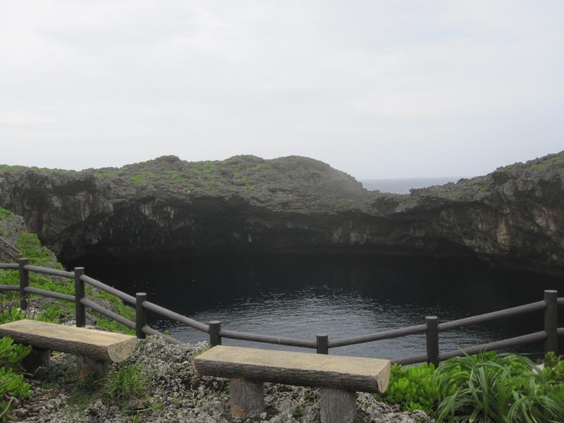 「下地島の通り池」