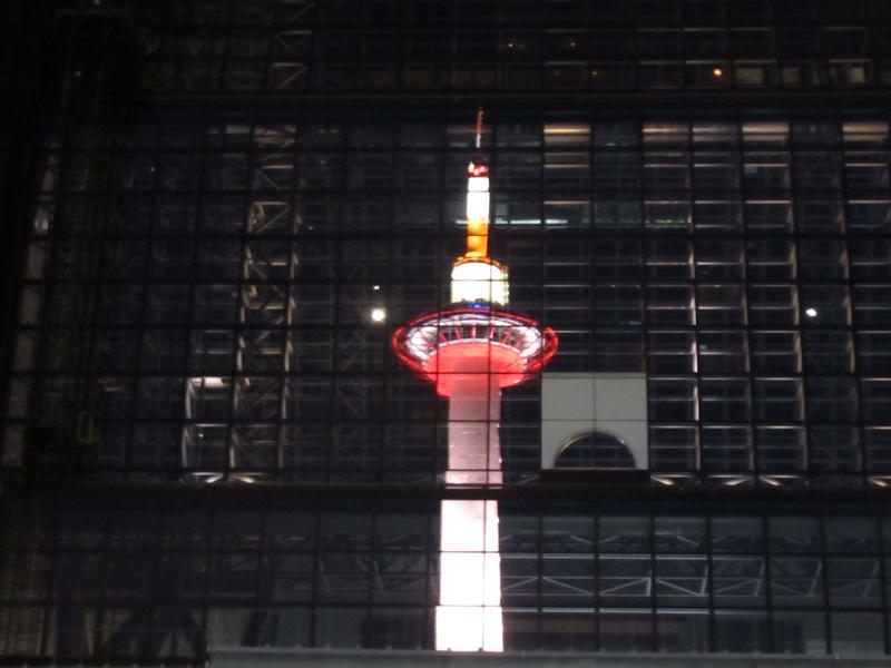 ビルに映った京都タワー
