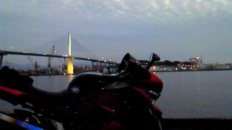 愛車と那の津大橋の夜景