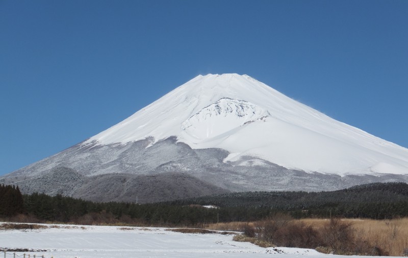 青空に映える冬の富士