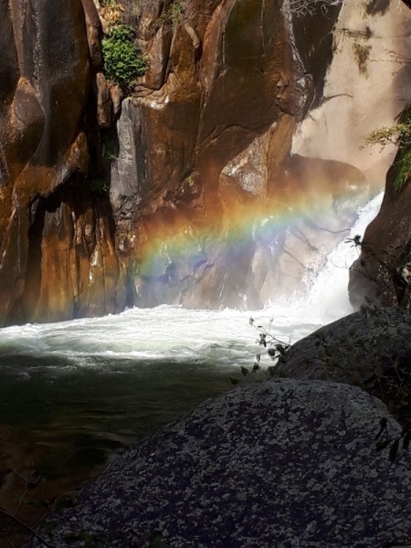 虹が掛かった昇仙峡の滝