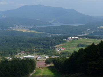 リフト頂上から野尻湖も見えるコスモス園遠景 JUNZOさん