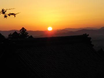 紅葉を照らす夕陽は琵琶湖を越えて百済へ向かいます けんちゃんさん