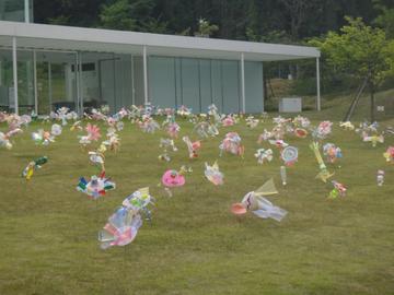 横須賀美術館の芝生ではワークショップ作品展示も Yasuさん