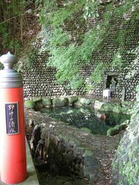 熊野古道中辺路「継桜王子社」から少し降りたところの湧水です pekoさん