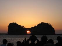 円月島：夕陽のホールインワン