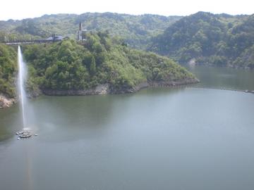 内部まで入ることができる美しいダムと日本一の木製水車が素敵 マダムパンダさん