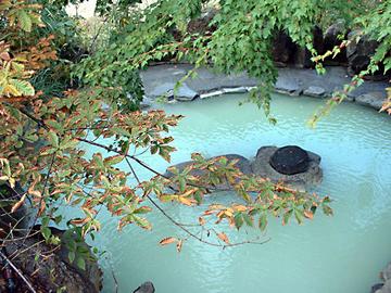 七味温泉　紅葉の季節に風情ある露天風呂 駿河明さん