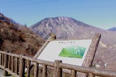 栃木県で一番高い山「男体山」の案内板の上に…