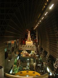 京都駅ビル内にそびえるクリスマスツリー★。 ７７７さん