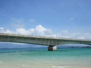 古宇利島の浜から橋を見上げて アロマさん