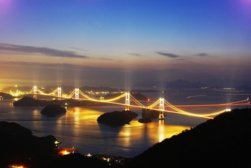 来島海峡大橋ライトアップ DriveNavi（写真提供：（社）今治地方国立公園協会・今治地方観光協会）さん