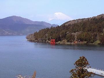 箱根・芦ノ湖越しの富士 しょーさんさん