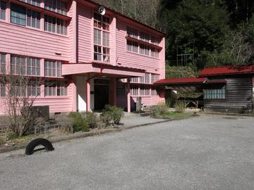 ピンク色の校舎 ヤマトさん