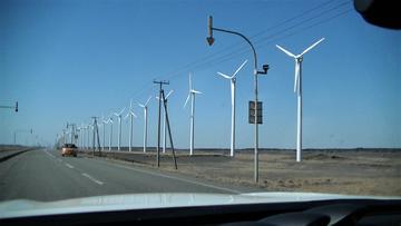 オロロンラインに延々と建つ風力発電の風車は圧巻です。 かーくんさん