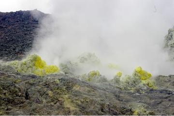 圧巻の風景！硫黄の独特な匂いが立ち込める硫黄山。 アカハヤシゲオさん