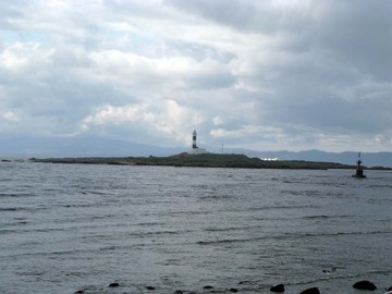 沖合にある弁天島には大間崎灯台がある。 いがぐりさん