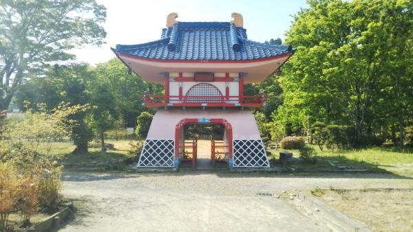 竜宮城のような門