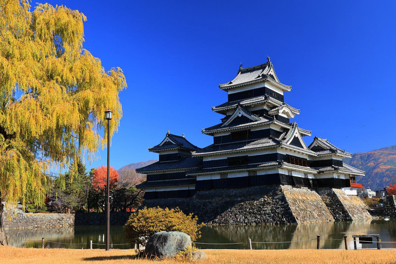 青空に映える黒いお城です。建築時そのままの天守だそうです。