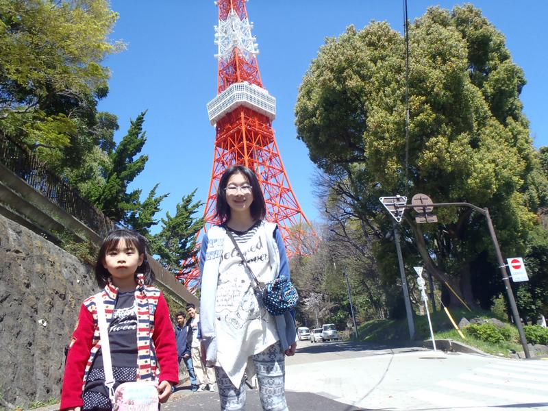 青空の東京タワーと娘たち