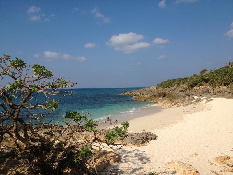 宮古島の来間島の長崎浜の癒される風景
