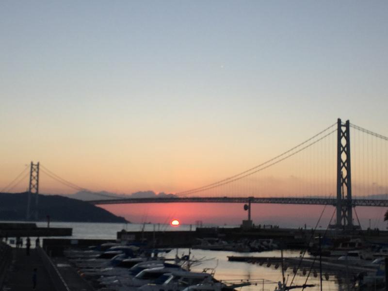 明石海峡大橋のど真ん中に沈む太陽