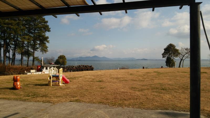 店内から対岸まで見える琵琶湖