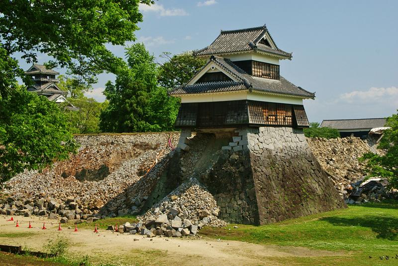 熊本地震で崩れた熊本城の石垣