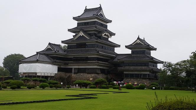 雨の松本城