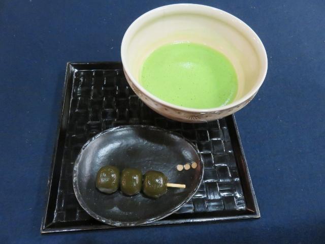 自分でたてた抹茶とお菓子いただけます