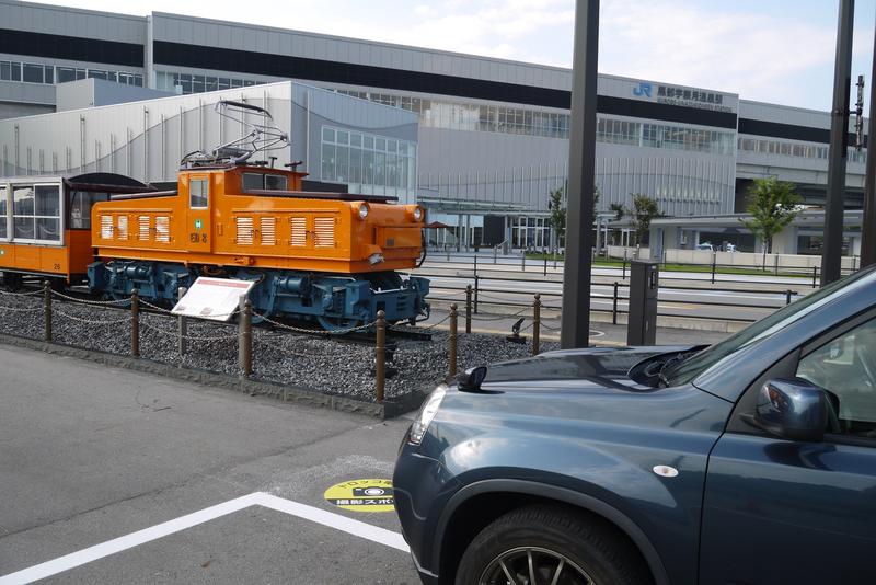 トロッコとX-TRAILがこんにちは
