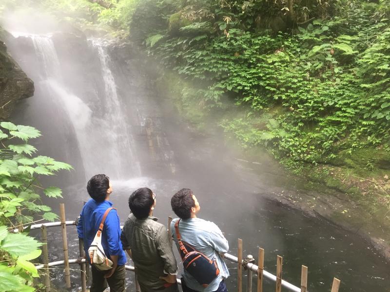 温泉の流れる滝
