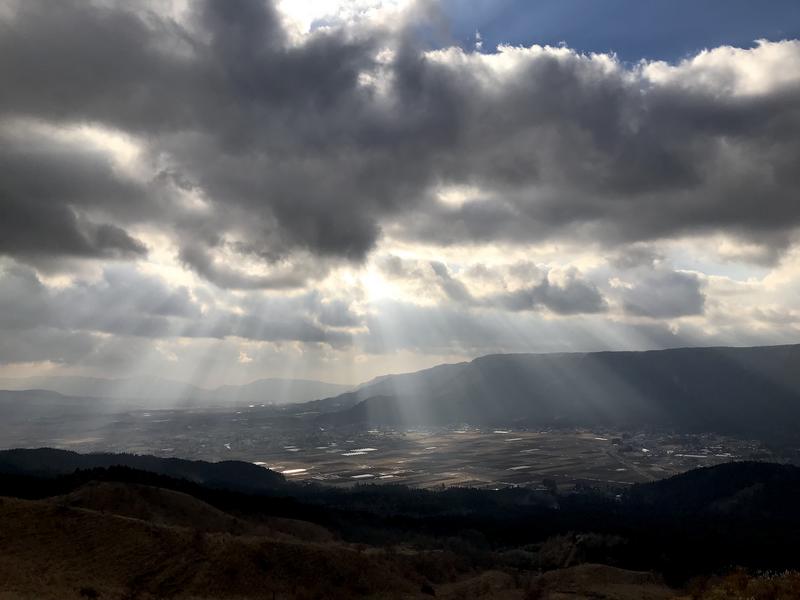 阿蘇の大地を照らす
