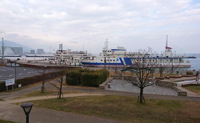 向かいの浜大津港の引退する初代「うみのこ」と「ミシガン」