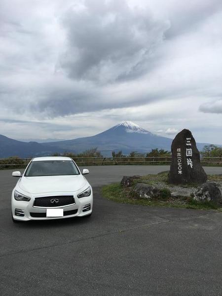 連休前日の芦ノ湖スカイラインで富士山をバックにして