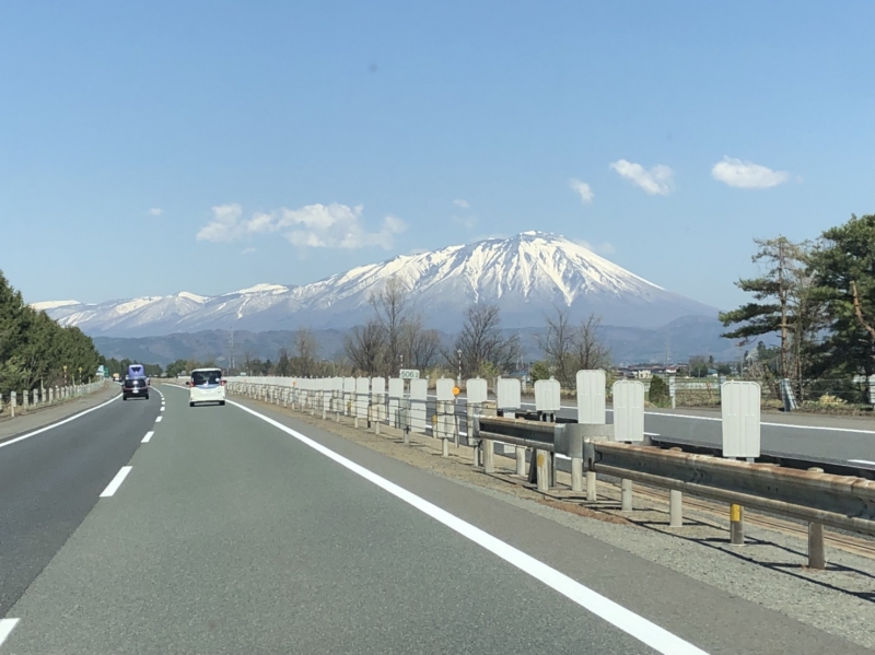 東北道で雄大な岩手山を助手席の妻が撮影。