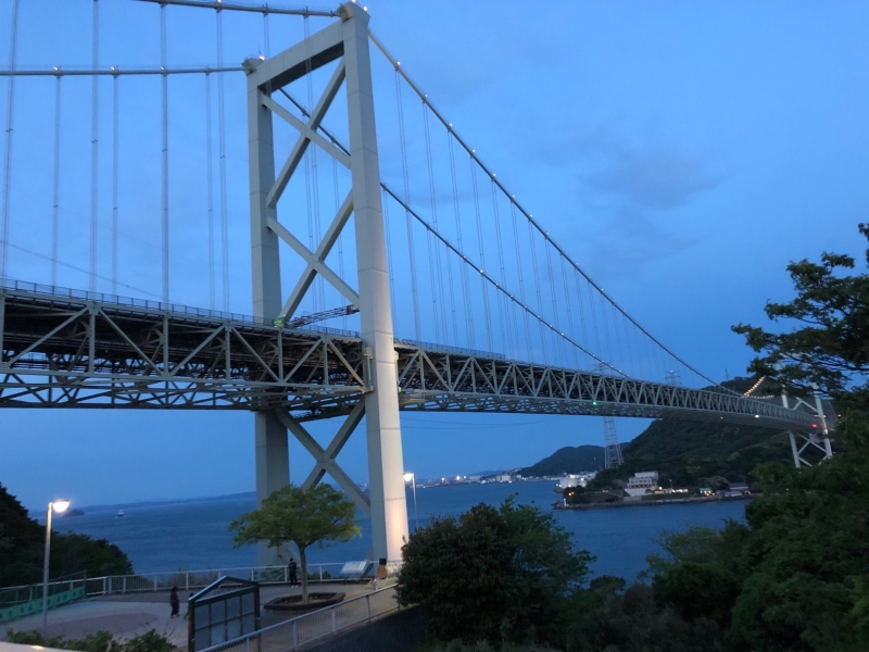 夕暮れどきの関門橋