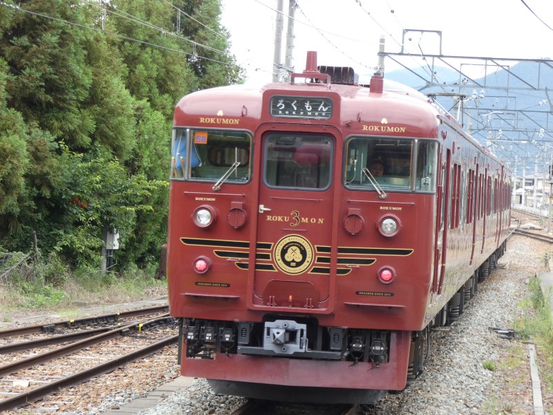 人気観光列車ろくもん