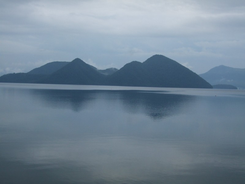 朝の洞爺湖と中島