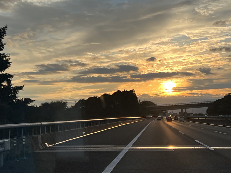 夕陽に向かって新名神を走る
