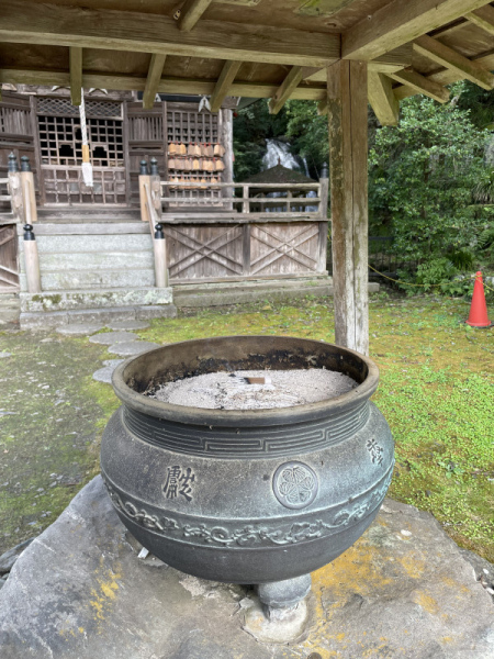 滝があるお寺