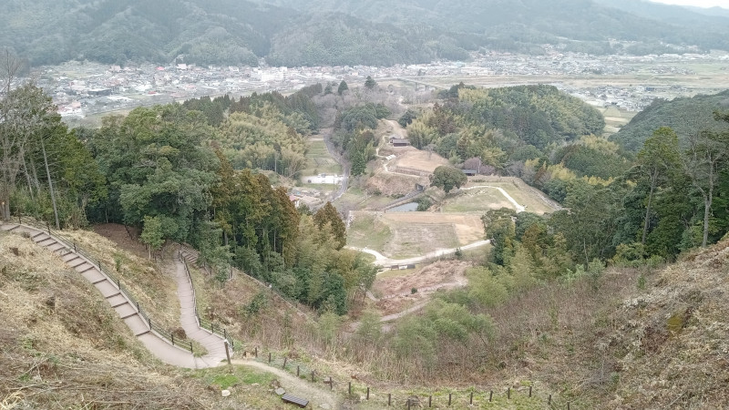 月山富田城の山頂にて（汗だくです・笑）