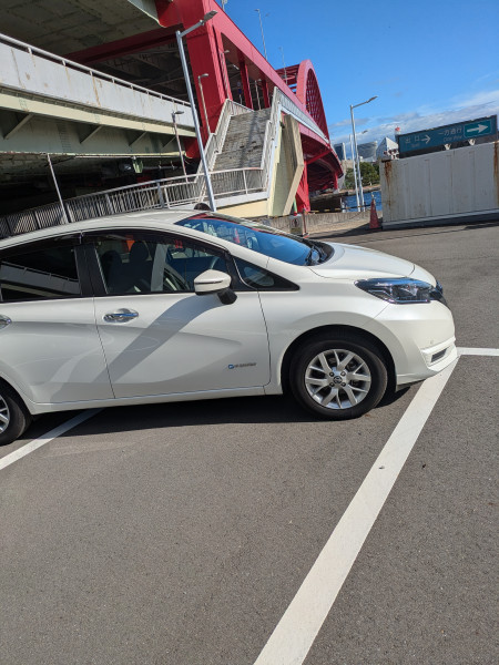 神戸大橋にてサクラならぬ日産ノート