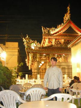 漢帝廟の隣の中華レストランのテラスにて miboさん