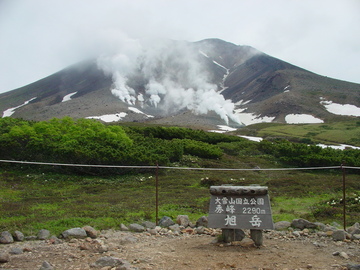 旭岳の噴煙と残雪のコントラストが最高 snoguchiさん