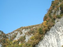青空と　斜面の石灰岩のコントラスト