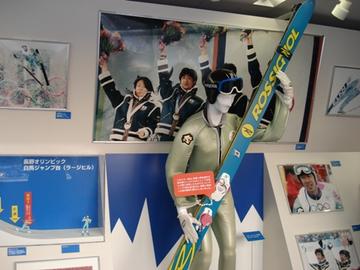 長野オリンピックで使用していた原田選手のスキー板などを展示しているスキー部 dorarinさん