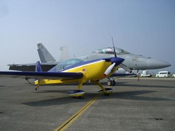 チームの機体とF-１８戦闘機 ジュンさん