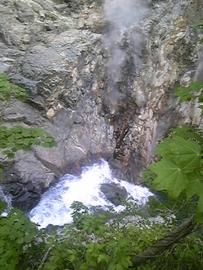 玄武岩の中を流れる滝の脇からラジウム温泉が湧き出てる とおるさん