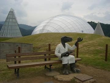 博物館が恐竜の卵形でびっくりです。 トキハナハルさん